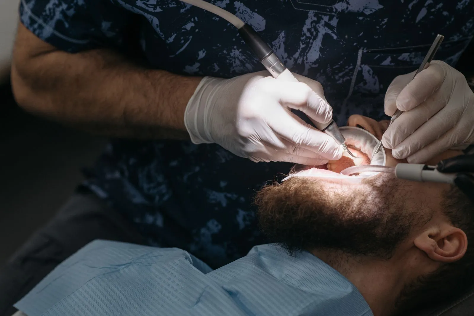 Odontólogo realizando un tratamiento de endodoncia a un paciente en la Clínica Dental Lara Mosquera