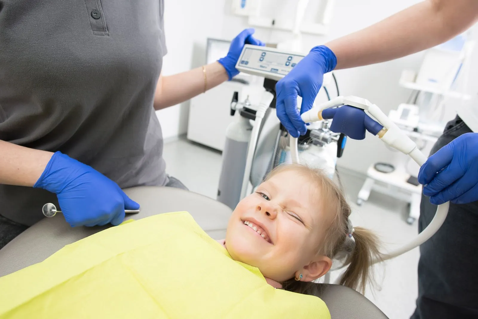 Niña tranquila y sonriente durante una revisión dental en la Clínica Dental Lara Mosquera
