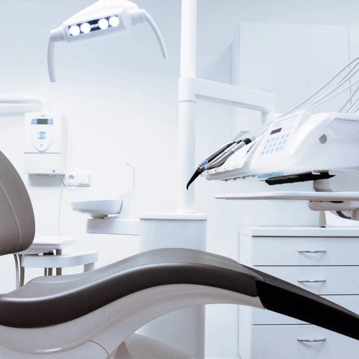 Gabinete dental equipado de la Clínica Dental Lara Mosquera en Vigo